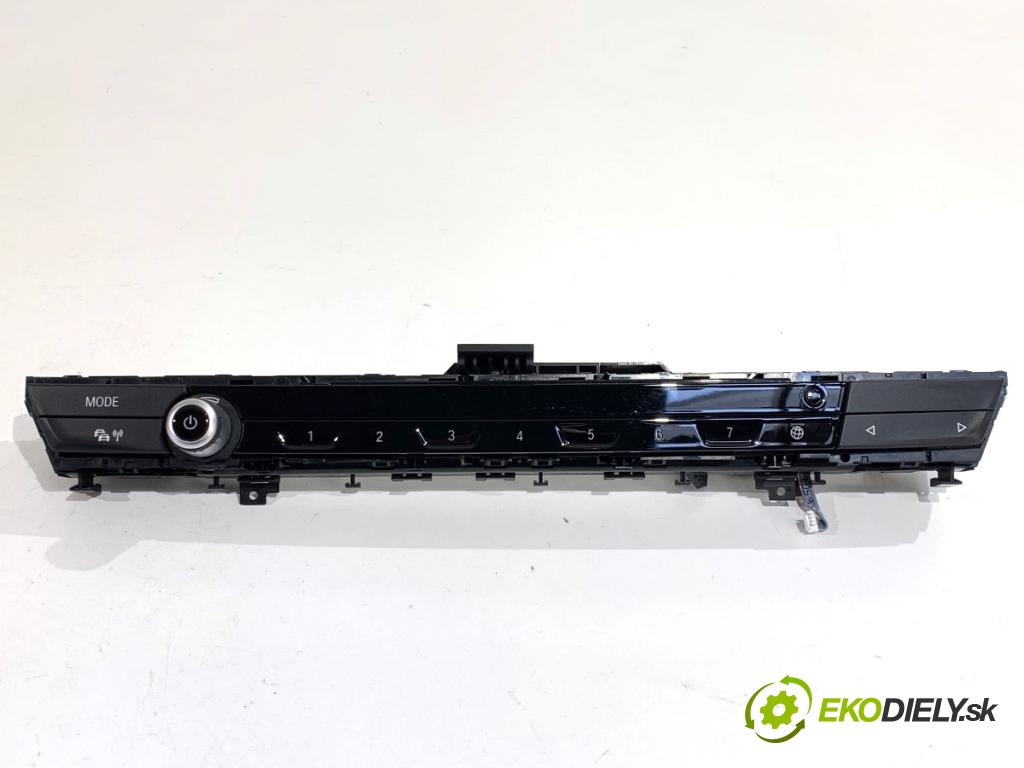 BMW G31 Kombi 2020 140 kW 520 d 1995 Panel ovládania radia  (Prepínacie páčky pod volantom)