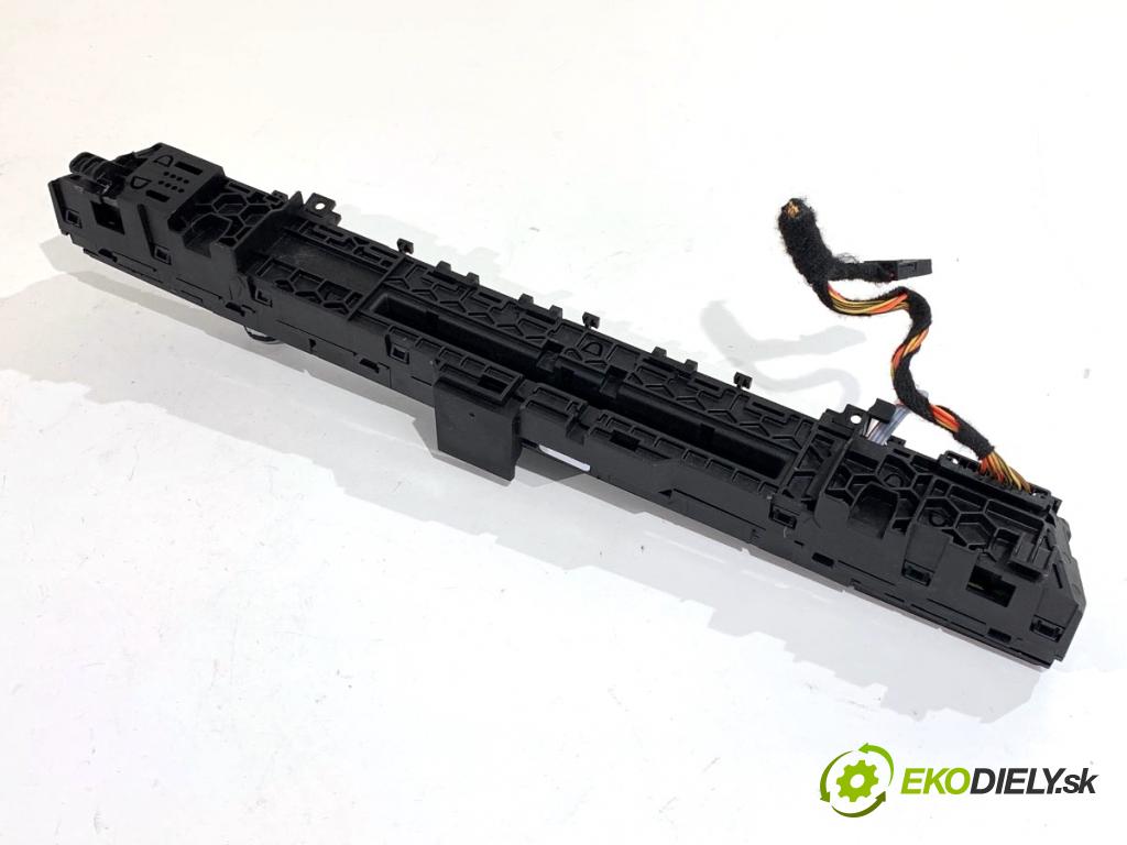 BMW G31 Kombi 2020 140 kW 520 d 1995 Panel ovládania radia  (Prepínacie páčky pod volantom)