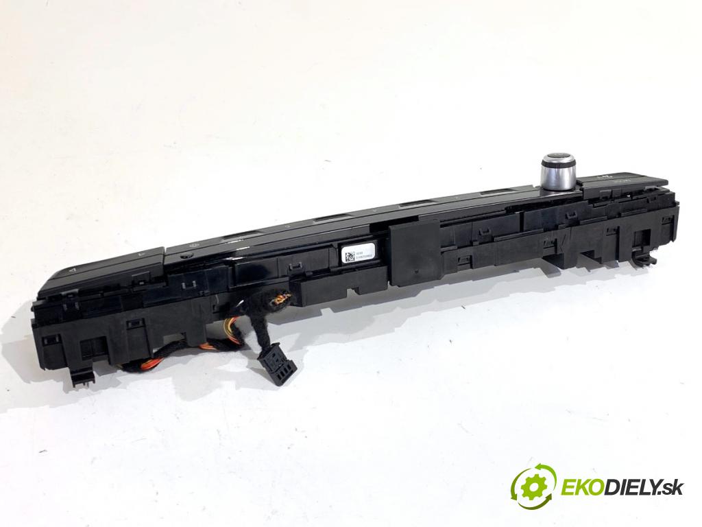 BMW G31 Kombi 2020 140 kW 520 d 1995 Panel ovládania radia  (Prepínacie páčky pod volantom)