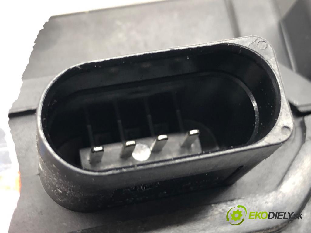 JAGUAR F-PACE SUV 2016 120 kW 2.0 TD4 1999 VLAK: dveří zadní část CPLA404C10AB