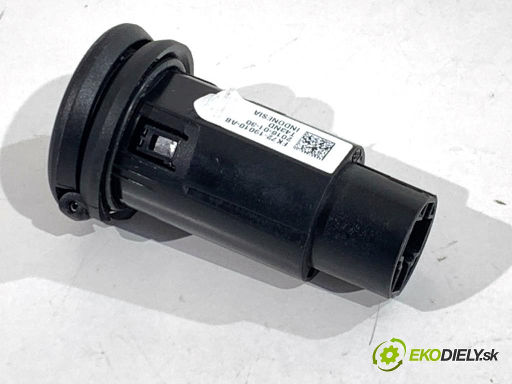 JAGUAR F-PACE SUV 2016 120 kW 2.0 TD4 1999 HNÍZDO: USB C FK72-19010-AB