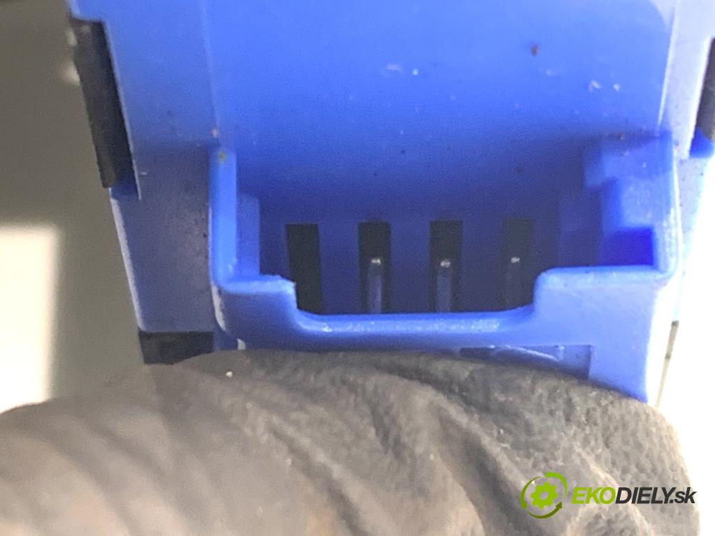 BMW F31 Kombi 2014 135 kW 320 d xDrive 1995 vypínač otevírání dveří 9275119