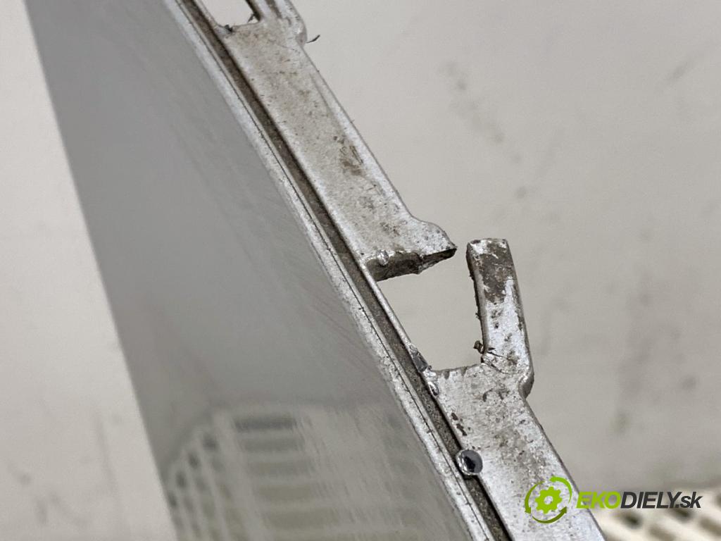 VW GOLF VII Kombi 2015 110 kW 2.0 TDI 1968 Nárazník zad LA7W (Kľučka dverí ostatné)