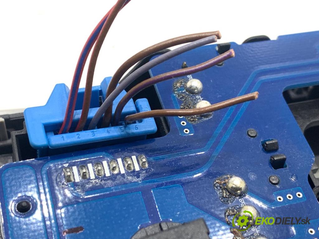 VW GOLF VII Kombi 2015 110 kW 2.0 TDI 1968 světlo stropní 3B0035711B