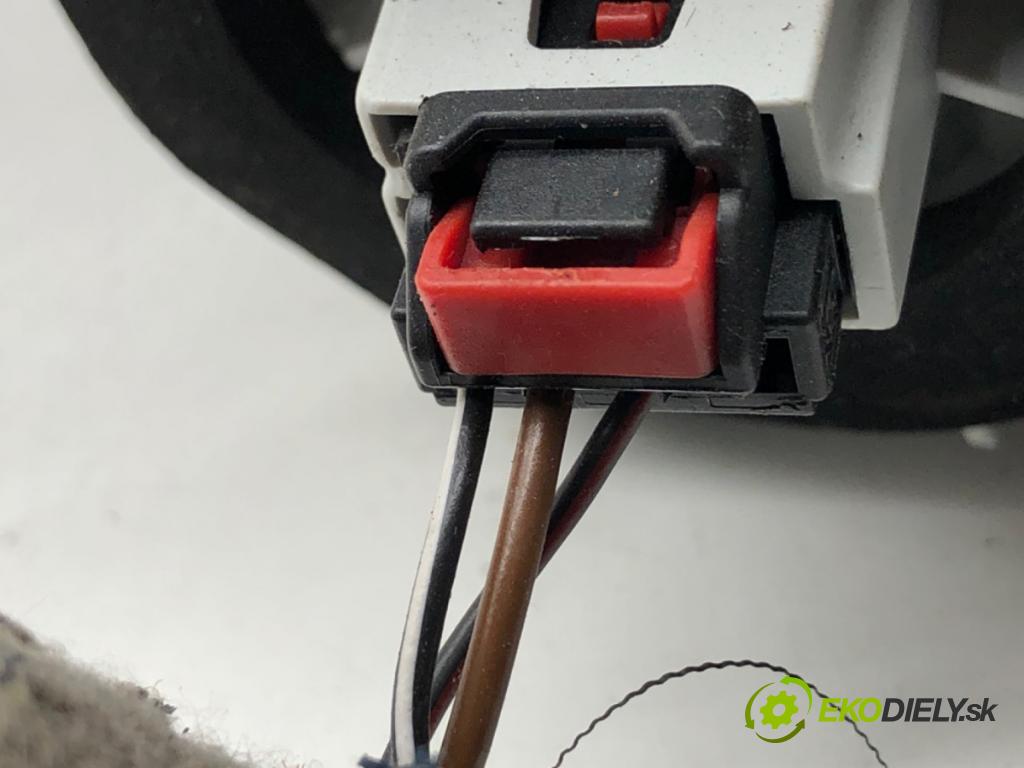 VW GOLF VII Kombi 2015 110 kW 2.0 TDI 1968 Svetlo ľavy zad