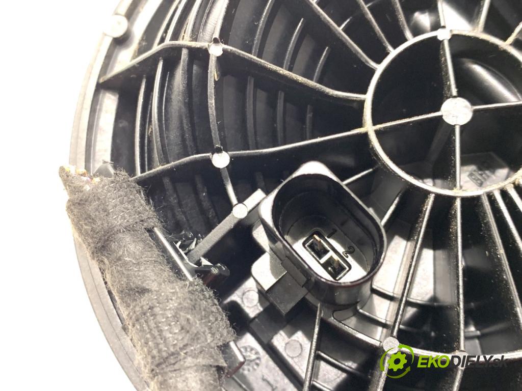 VW GOLF VII Kombi 2015 110 kW 2.0 TDI 1968 klika dveří zadní část LA7W 5GE827469D