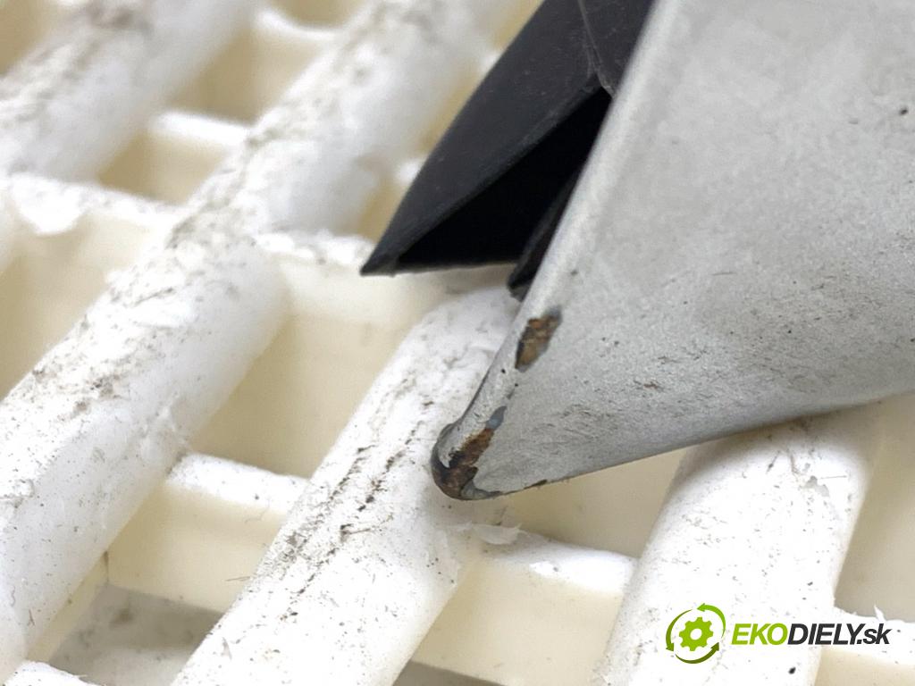 VW GOLF VII Kombi 2015 110 kW 2.0 TDI 1968 Dvere pravy predný