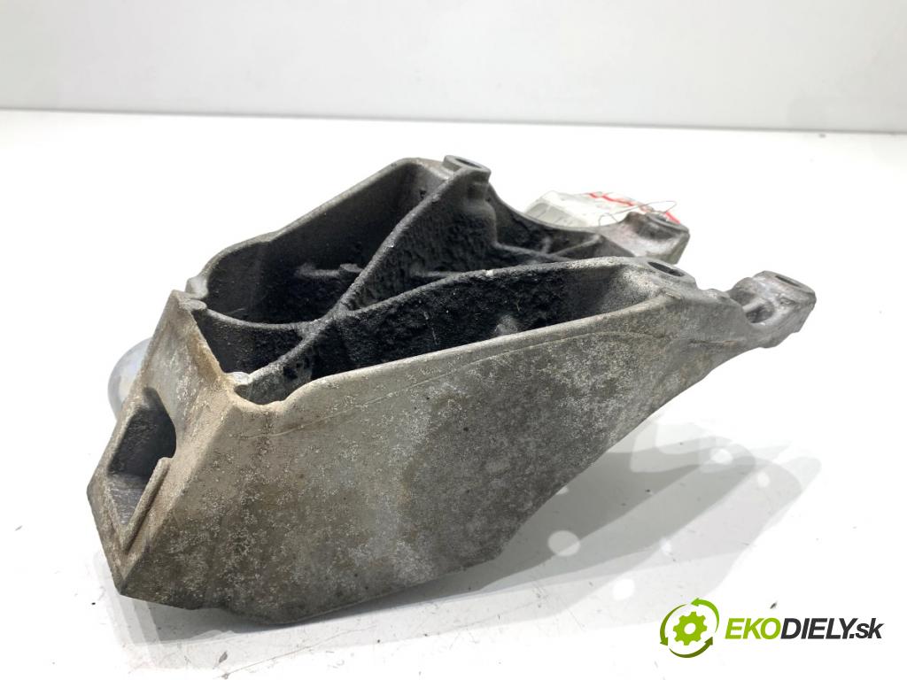 BMW G30 sedan 2022 140 kW 520 d xDrive 1995 držák motora 6864595