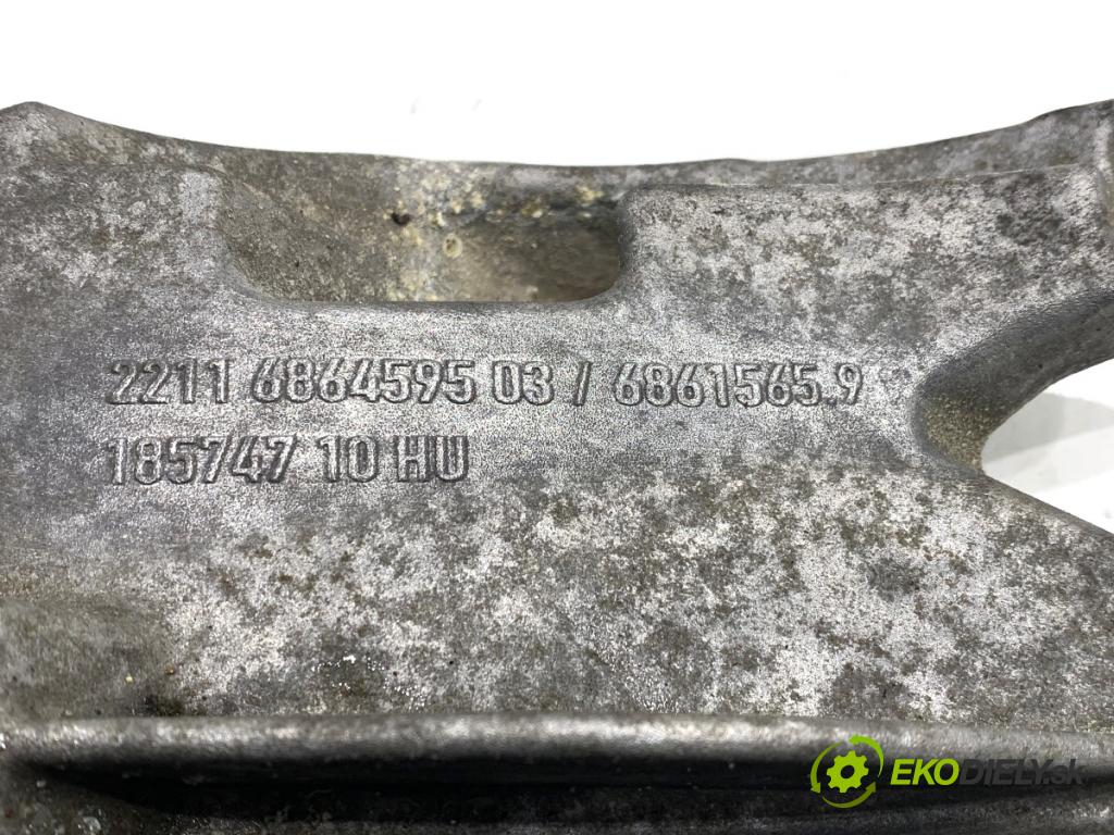 BMW G30 sedan 2022 140 kW 520 d xDrive 1995 Držiak Motor 6864595