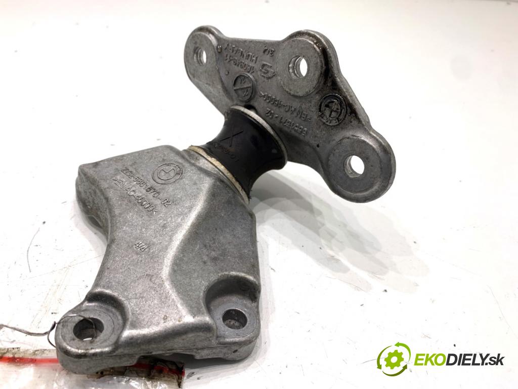 BMW G30 sedan 2022 140 kW 520 d xDrive 1995 držák převodovky 6861570