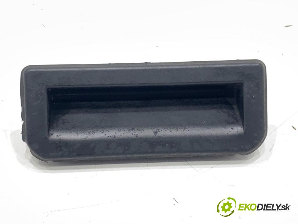 AUDI A5 F5 coupe 2017 140 kW 2.0 TDI 1968 klika dveří zadní část 6V0827566