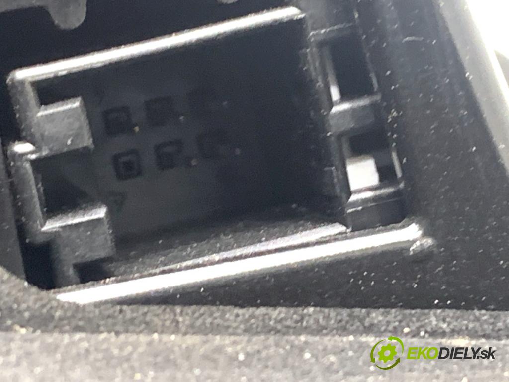 AUDI A5 F5 coupe 2017 140 kW 2.0 TDI 1968 světlo zadní část levá strana vnitřní 8W6945093 (Klika dveří ostatní)