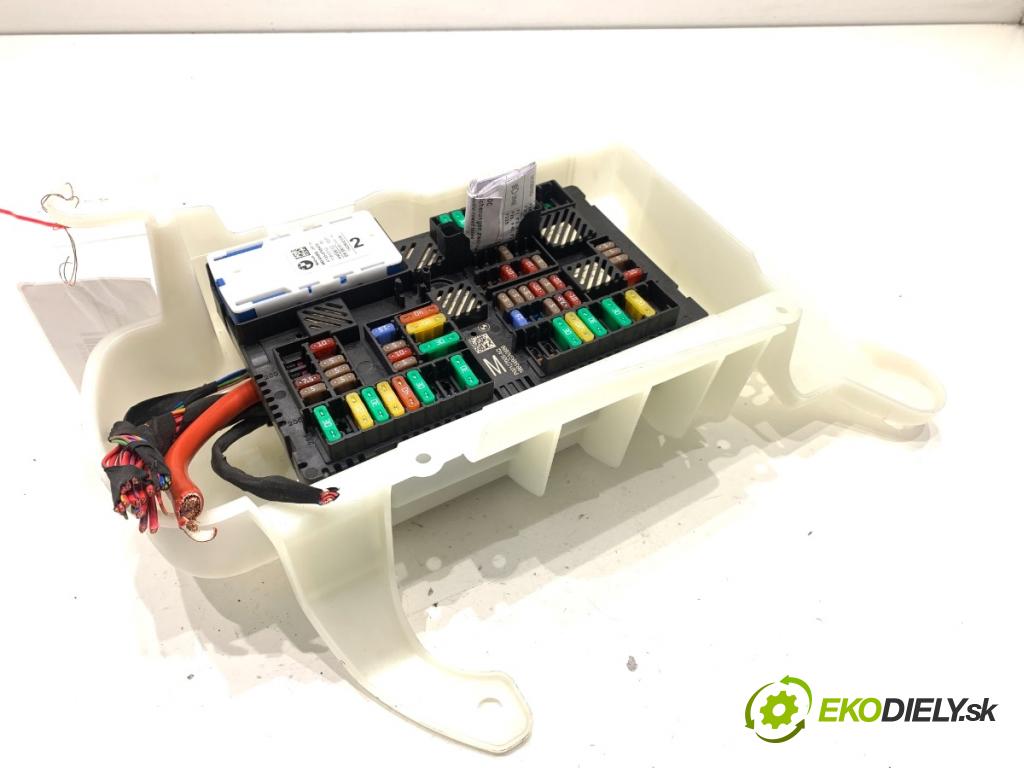 BMW G31 Kombi 2020 140 kW 520 d 1995 Skrinka poistková 8713127 (Poistková skrinka)