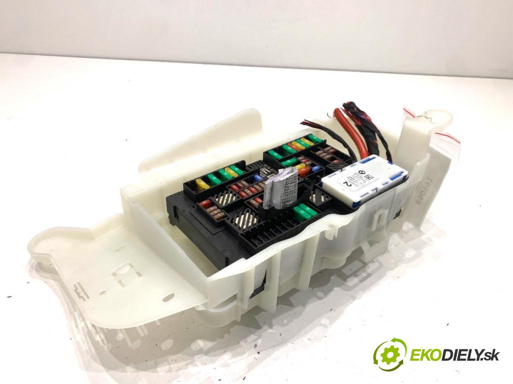 BMW G31 Kombi 2020 140 kW 520 d 1995 Skrinka poistková 8713127 (Poistková skrinka)