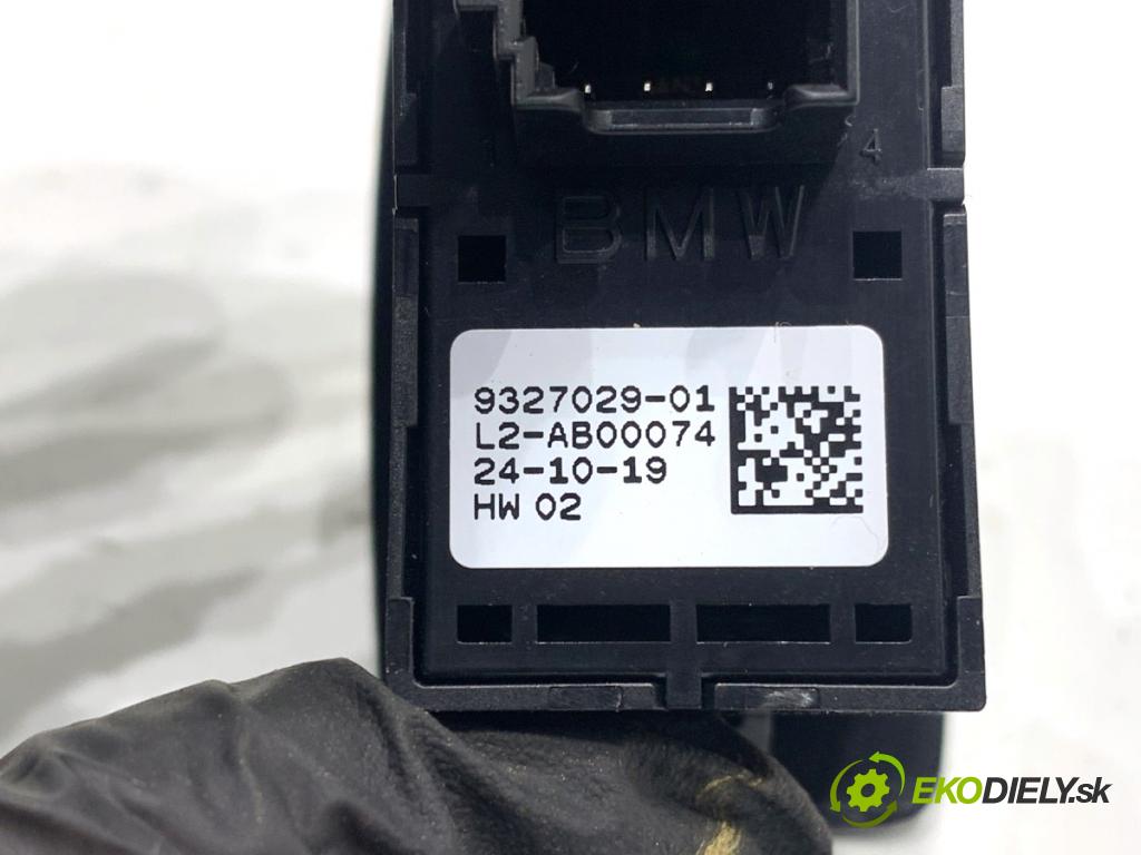 BMW G31 Kombi 2020 140 kW 520 d 1995 vypínač otevírání dveří 9327029