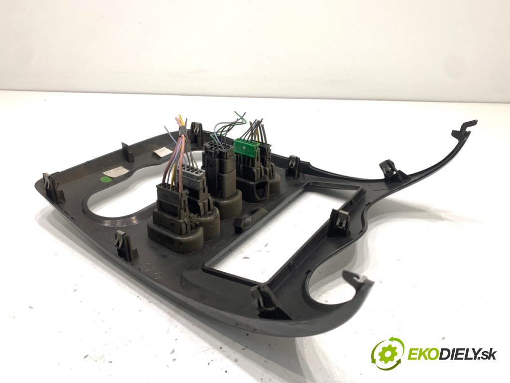 DACIA DUSTER SUV 2011 66 kW 1.5 dCi (HSAJ) 1461 Prepínač okien 8200739438 (Prepínacie páčky pod volantom)