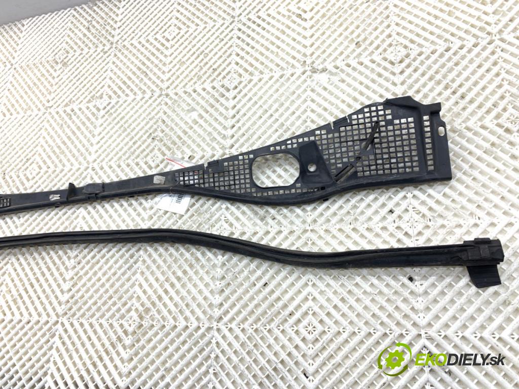 DACIA DUSTER SUV 2011 66 kW 1.5 dCi (HSAJ) 1461 torpédo plast pod čelní okno 8200825457 (Plast pod čelním sklem)