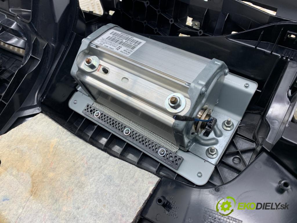 BMW E84 SUV 2013 85 kW sDrive 16 d 1995 Palubná doska VANKÚŠ: spolujazdca