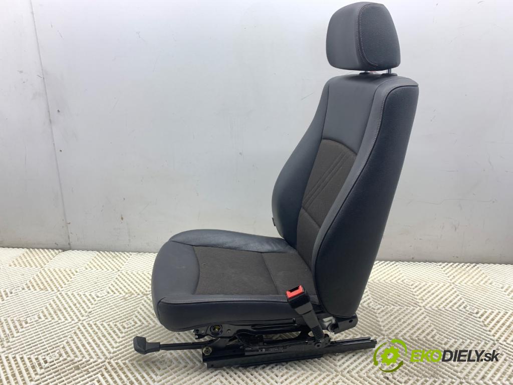 BMW E84 SUV 2013 85 kW sDrive 16 d 1995 sedadlo pravý přední část