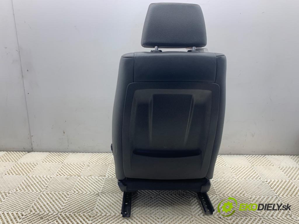 BMW E84 SUV 2013 85 kW sDrive 16 d 1995 sedadlo pravý přední část