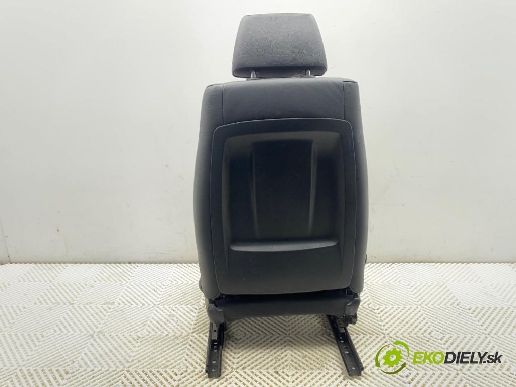 BMW E84 SUV 2013 85 kW sDrive 16 d 1995 sedadlo levý přední část