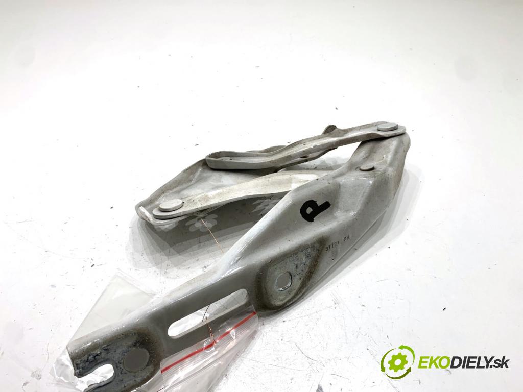 SKODA SCALA liftback 2022 110 kW 1.5 TSI 1495 závěs kapoty pravý přední část 654823302