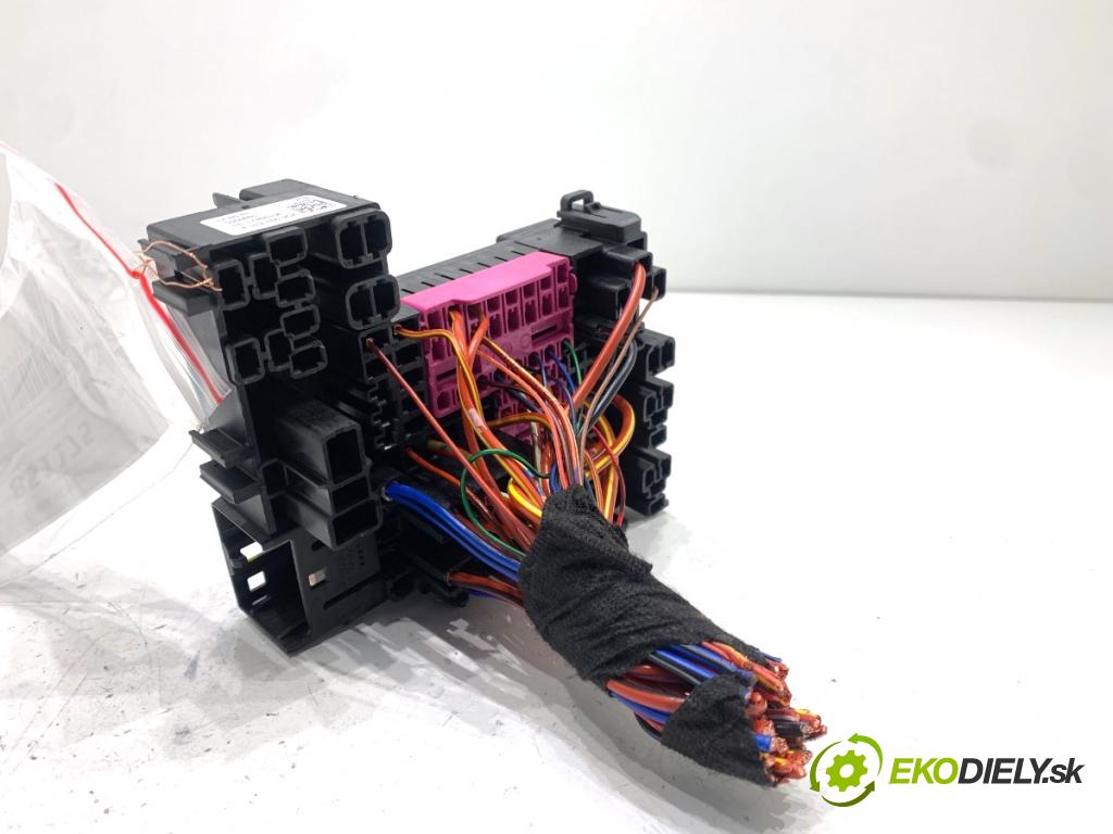 SKODA SCALA liftback 2022 110 kW 1.5 TSI 1495 Skrinka poistková 2Q0937615A (Poistková skrinka)