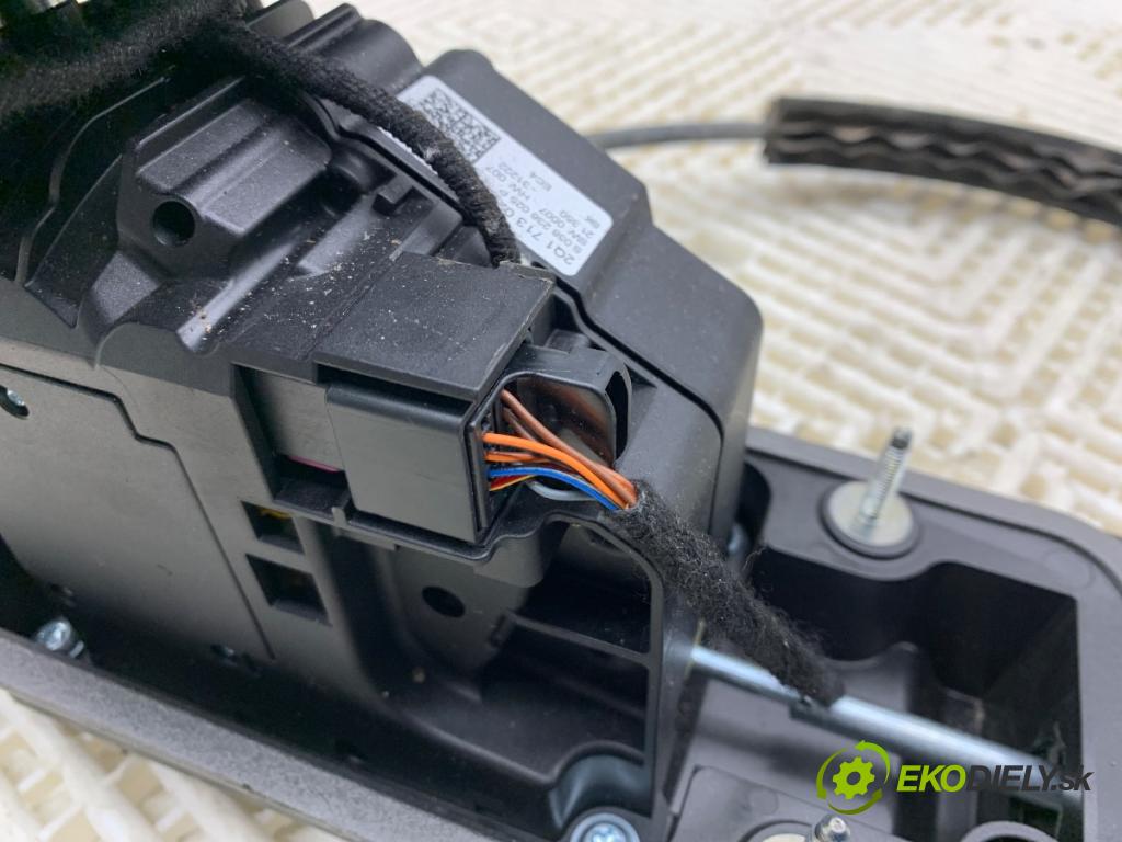 SKODA SCALA liftback 2022 110 kW 1.5 TSI 1495 Kulisa 2Q1713023AF (Rýchlostná páka (kulisa))