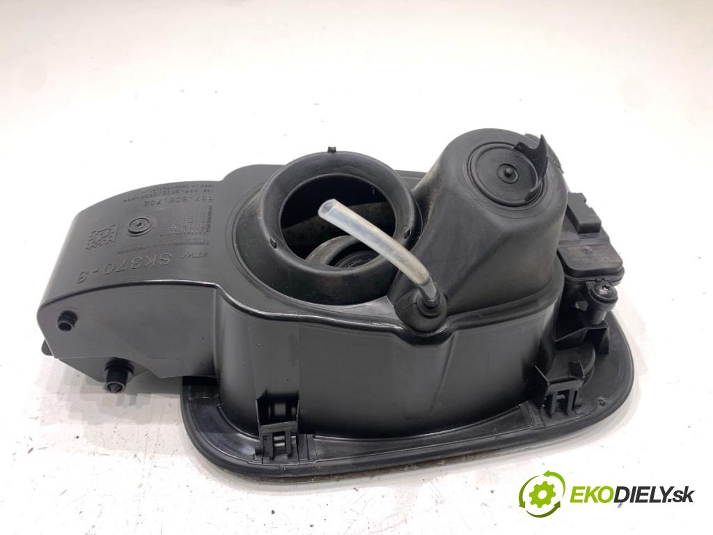 SKODA SCALA liftback 2022 110 kW 1.5 TSI 1495 Dvierka nádrže paliva  (Kľučka dverí ostatné)