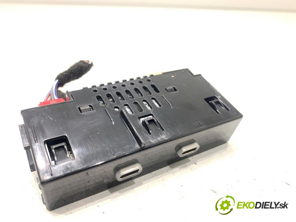 SKODA SCALA liftback 2022 110 kW 1.5 TSI 1495 HNÍZDO: USB 657035736