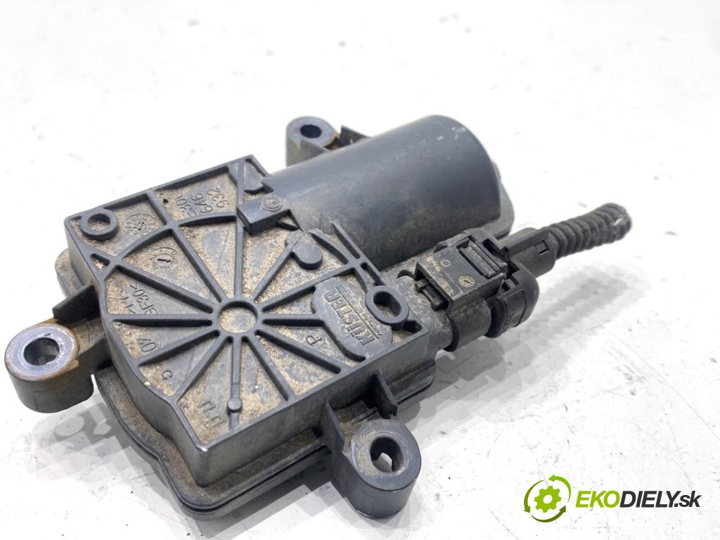 SKODA SCALA liftback 2022 110 kW 1.5 TSI 1495 Nastavovač dverí VÝFUK: 4N0133246A