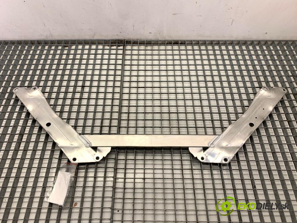 BMW G31 Kombi 2020 140 kW 520 d 1995 STRUT: (ventilov):  (Přední výztuha)