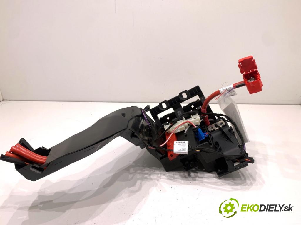 BMW G31 Kombi 2020 140 kW 520 d 1995 skříňka poistková 6822560 (Pojistková skříňka)