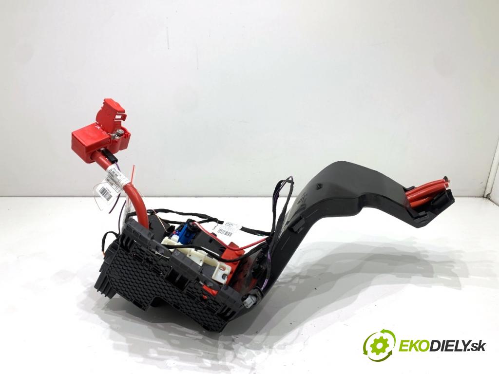 BMW G31 Kombi 2020 140 kW 520 d 1995 Skrinka poistková 6822560 (Poistková skrinka)