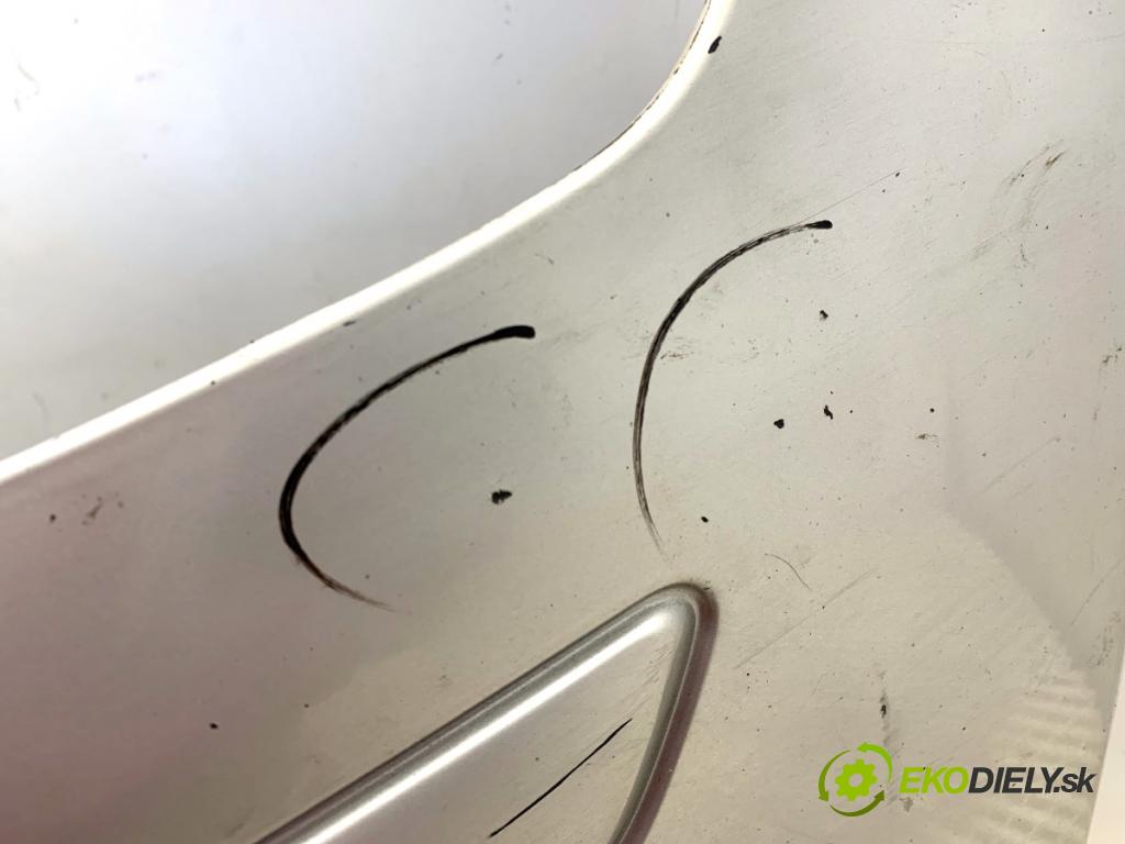 VOLVO V50 Kombi 2006 80 kW 1.6 D 1560 Nárazník predný  (Kľučka dverí ostatné)