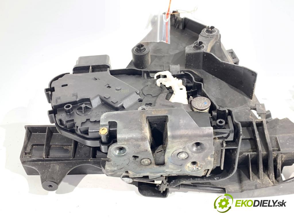 VOLVO V50 Kombi 2006 80 kW 1.6 D 1560 zámok dveře pravý přední část 30753664