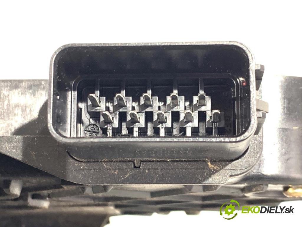 VOLVO V50 Kombi 2006 80 kW 1.6 D 1560 zámok dveře pravý přední část 30753664