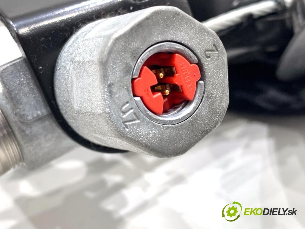 VOLVO V50 Kombi 2006 80 kW 1.6 D 1560 Držiak BEZPEČNOSŤ pravy predný