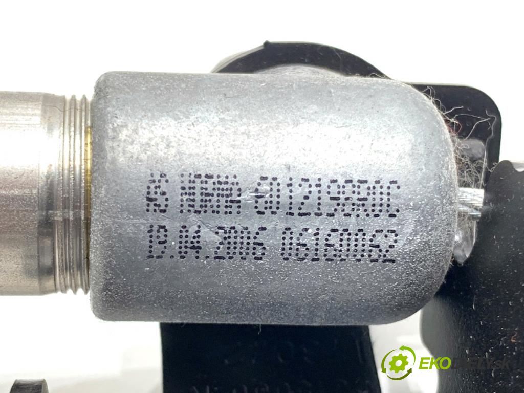 VOLVO V50 Kombi 2006 80 kW 1.6 D 1560 Držiak BEZPEČNOSŤ pravy predný