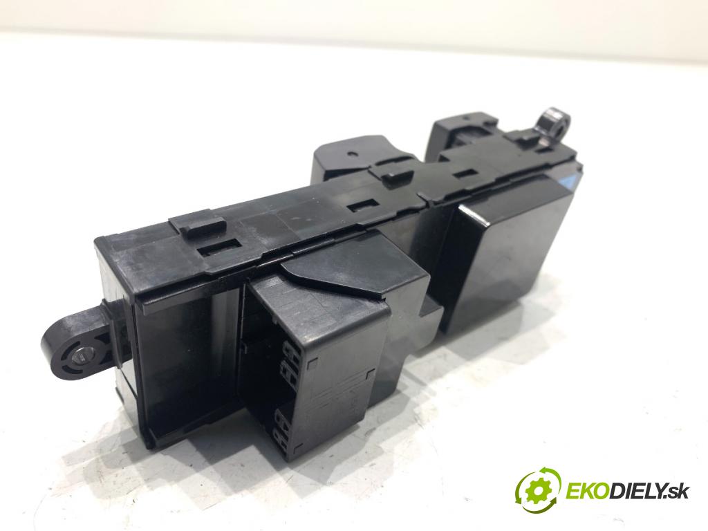 SUZUKI IGNIS III liftback 2017 66 kW 1.2 (ATK412) 1242 přepínač oken  (Páčky pod volantem)