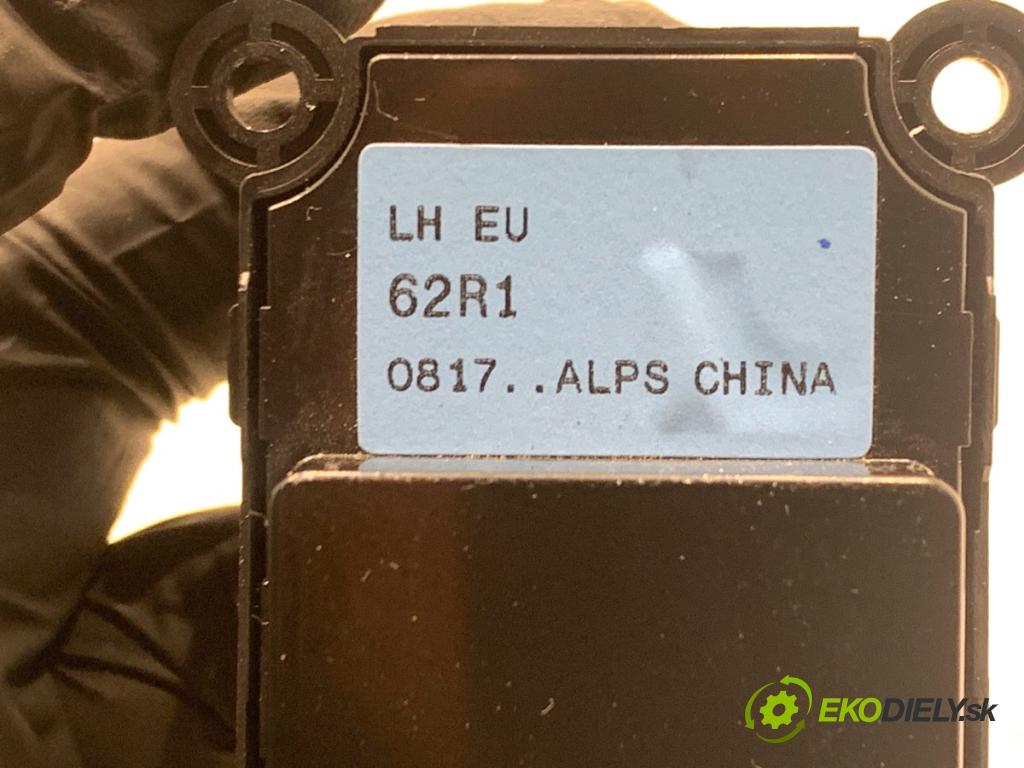 SUZUKI IGNIS III liftback 2017 66 kW 1.2 (ATK412) 1242 Prepínač okien  (Prepínacie páčky pod volantom)
