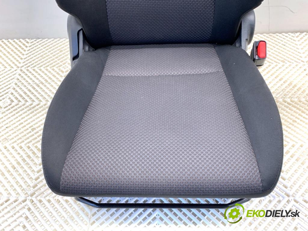 SUZUKI IGNIS III liftback 2017 66 kW 1.2 (ATK412) 1242 sedadlo pravý přední část