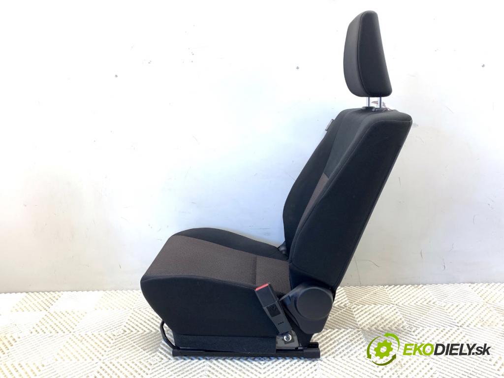 SUZUKI IGNIS III liftback 2017 66 kW 1.2 (ATK412) 1242 sedadlo pravý přední část