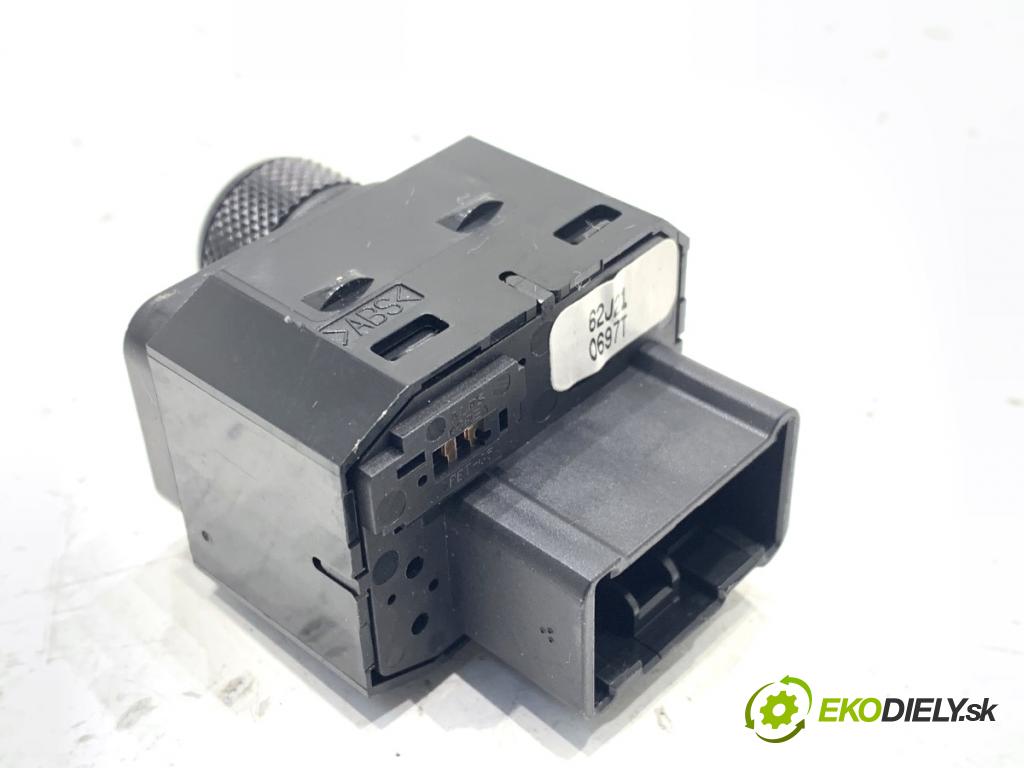 SUZUKI IGNIS III liftback 2017 66 kW 1.2 (ATK412) 1242 přepínač nastavení zpětných zrcátek  (Páčky pod volantem)