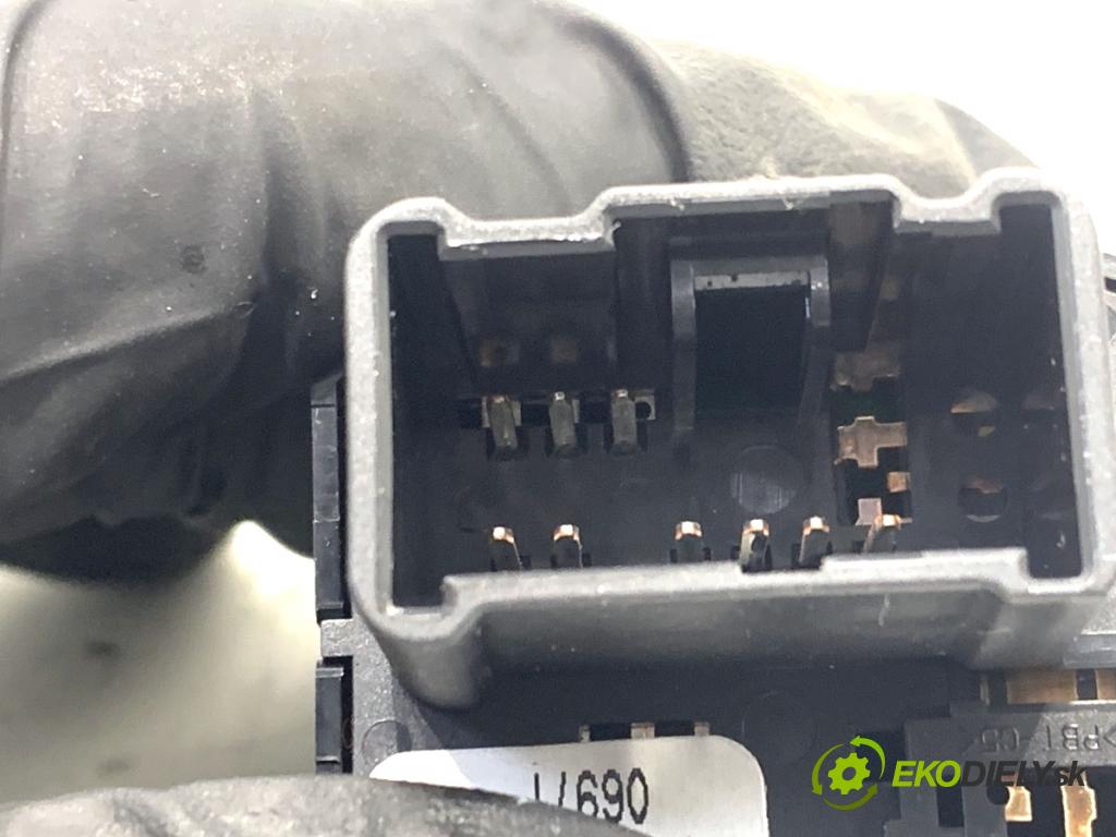 SUZUKI IGNIS III liftback 2017 66 kW 1.2 (ATK412) 1242 přepínač nastavení zpětných zrcátek  (Páčky pod volantem)