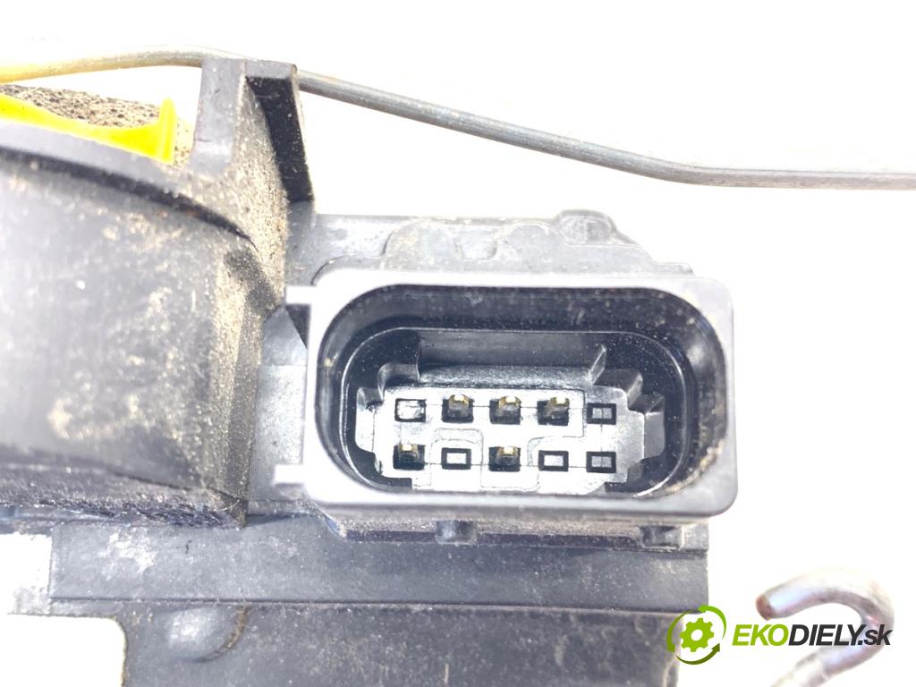 OPEL ASTRA J sedan 2017 103 kW 1.4 LPG (69) 1364 zámok Dvere ľavy predný 13579522