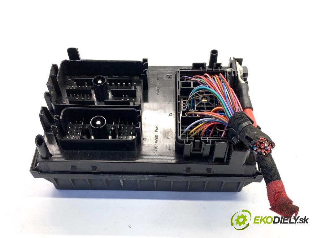 OPEL ASTRA J sedan 2017 103 kW 1.4 LPG (69) 1364 Skrinka poistková C11000139 (Poistková skrinka)