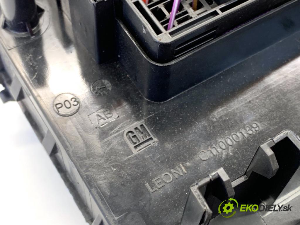 OPEL ASTRA J sedan 2017 103 kW 1.4 LPG (69) 1364 skříňka poistková C11000139 (Pojistková skříňka)