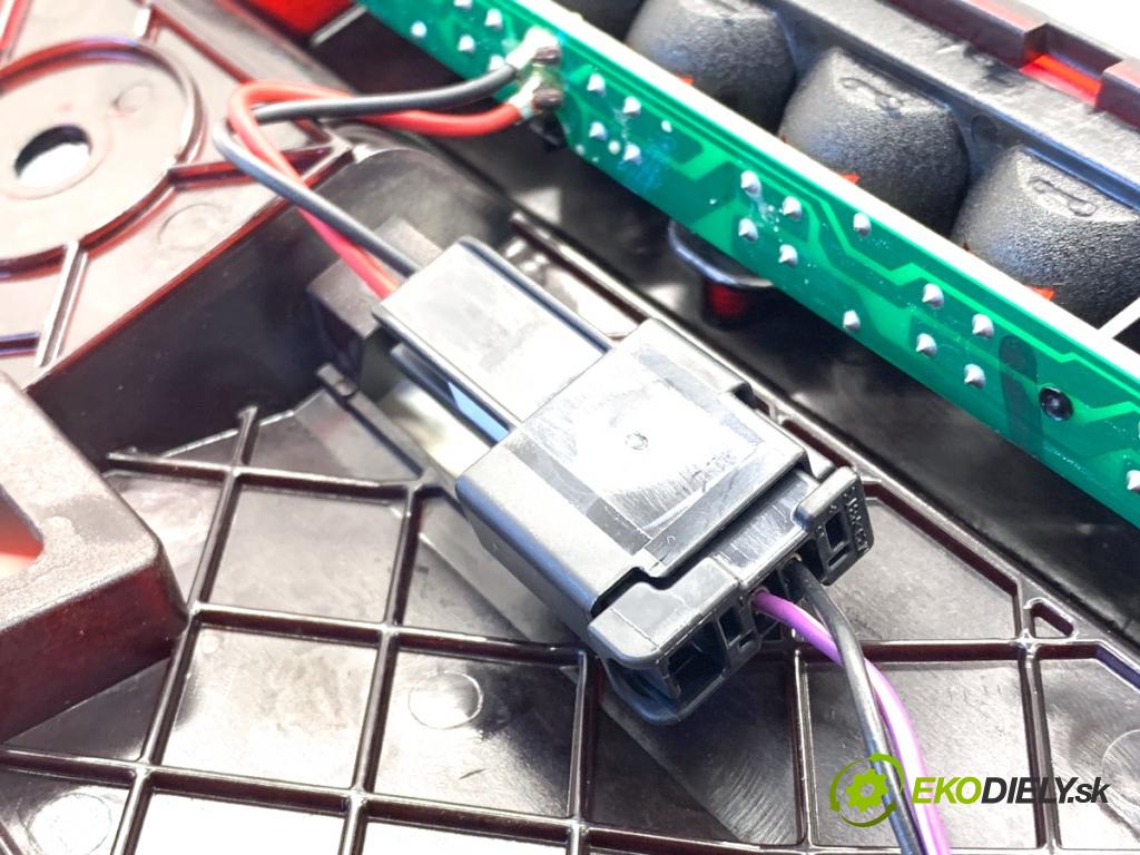 OPEL ASTRA J sedan 2017 103 kW 1.4 LPG (69) 1364 světlo brzdových světel