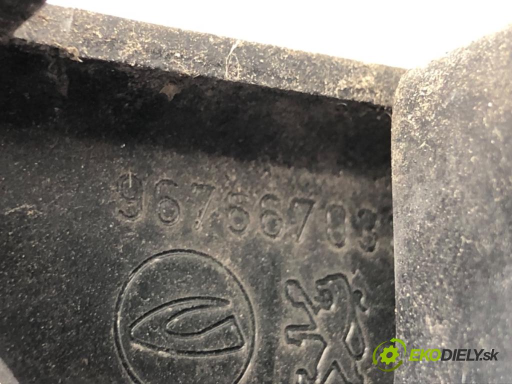 PEUGEOT 508 I sedan 2012 103 kW 2.0 HDi 1997 Záves kapoty ľavy predný